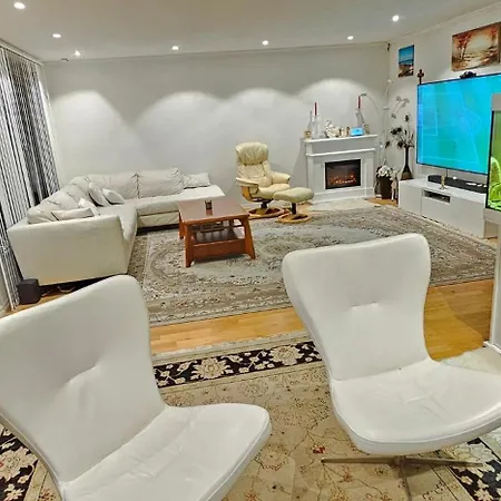 Spacious House With Stunning Mountain Views